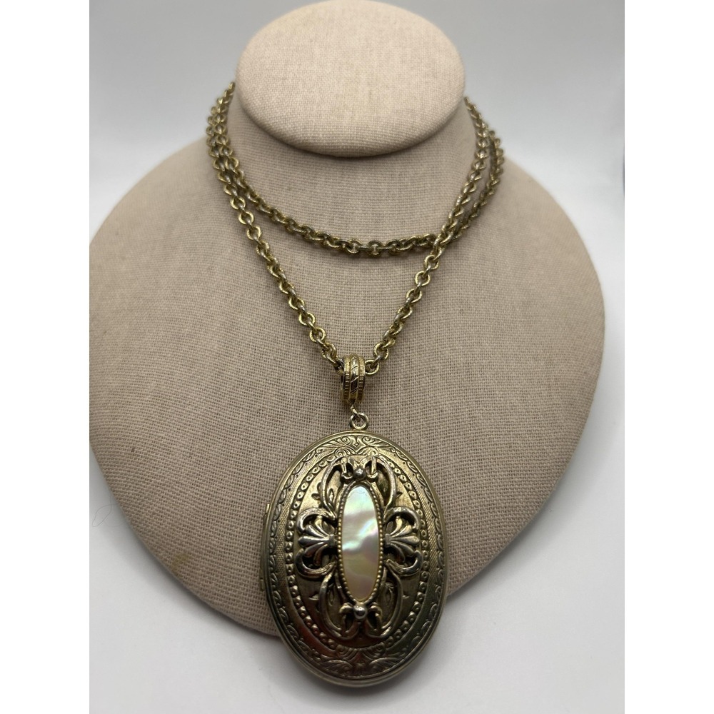 Vintage Whiting Davis Gold‎ Oval Locket Necklace Mother Of Pearl Pendant Chain